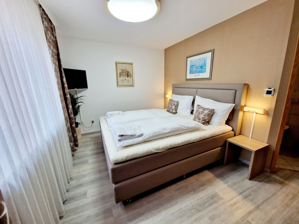 Double Room, Private Bathroom - Photo 3
