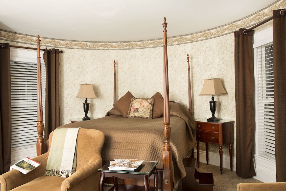Harrison Deluxe Bedroom photo 3