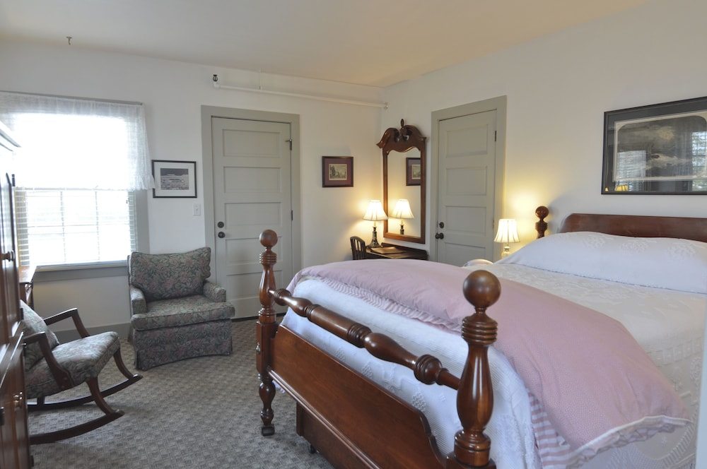 Standard Room, 1 King Bed, Non Smoking photo 2