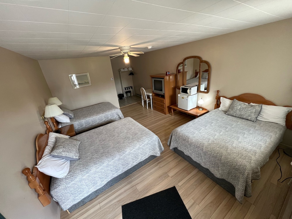Economy Triple Room photo 2