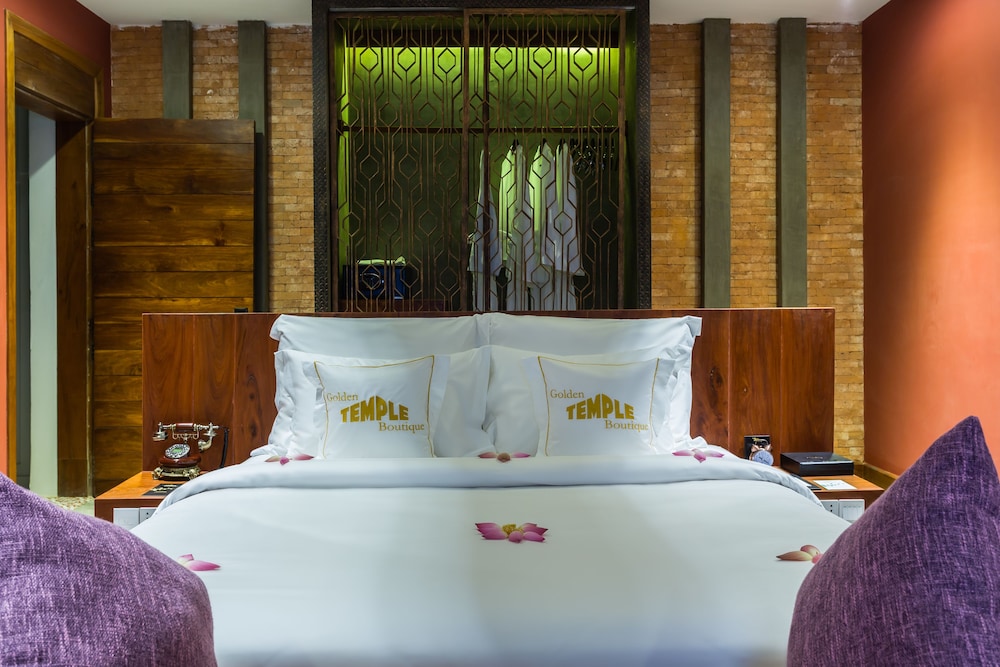 Premier Suite, Bathtub, Balcony with City View photo 3