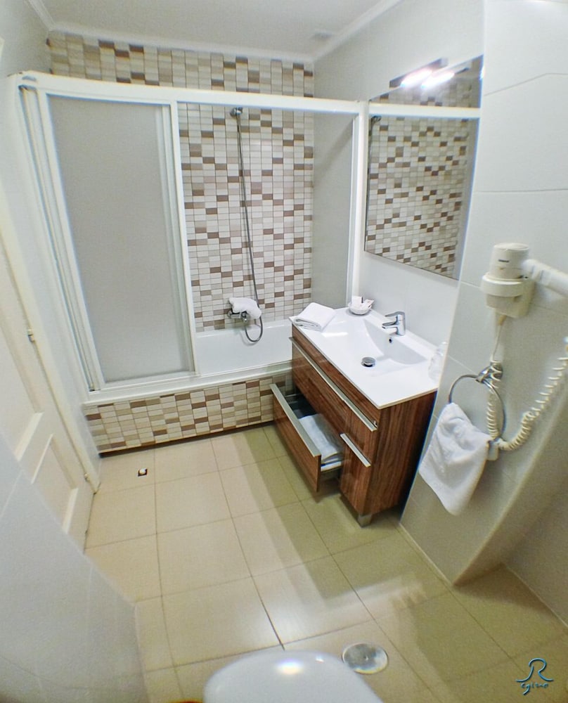 Double Room - Photo 11