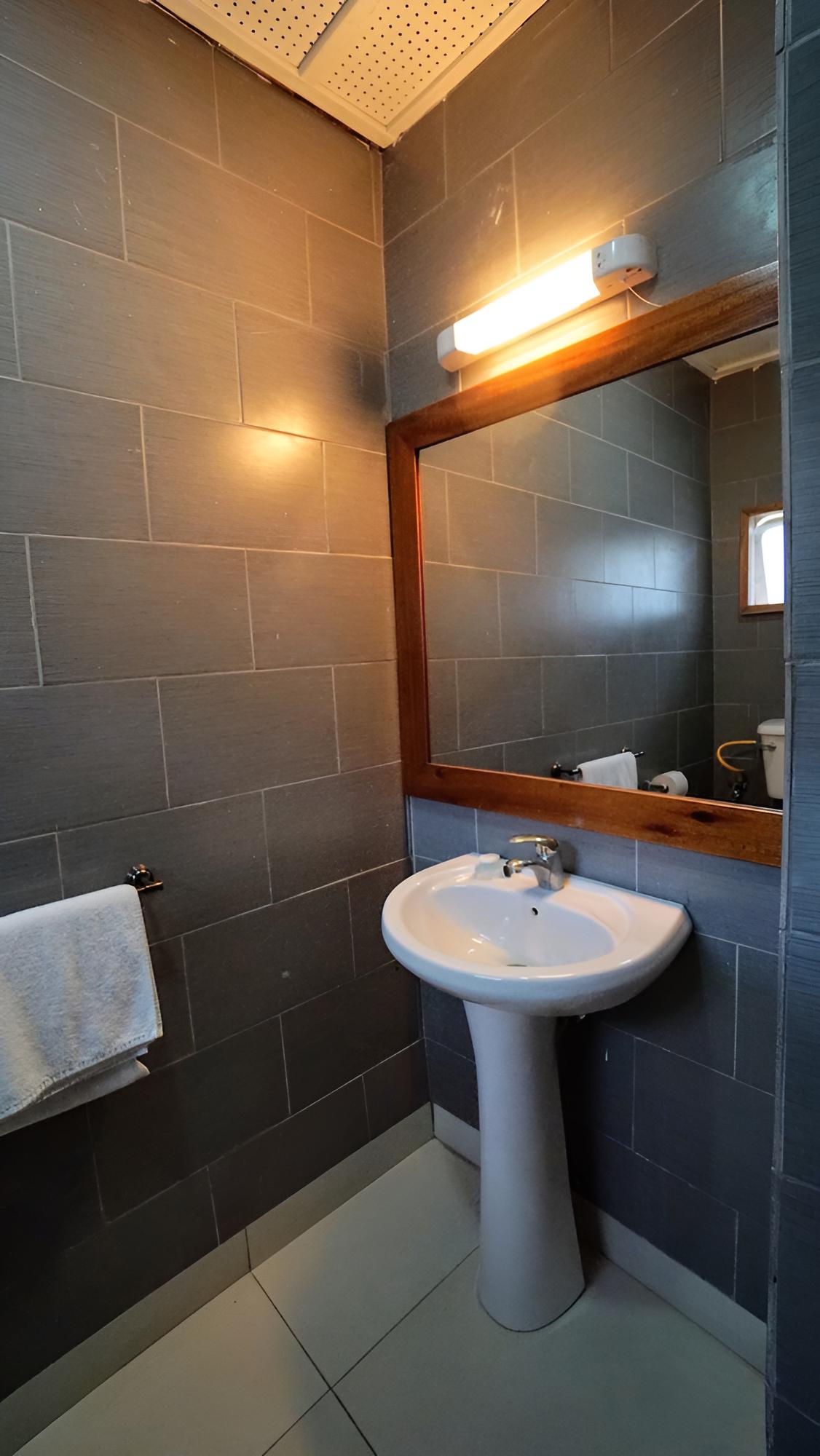Basic Single Room, 1 Large Twin Bed, Accessible photo 2