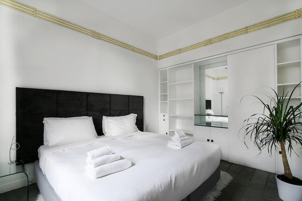 Luxury Apartment, 4 Bedrooms, City View photo 3