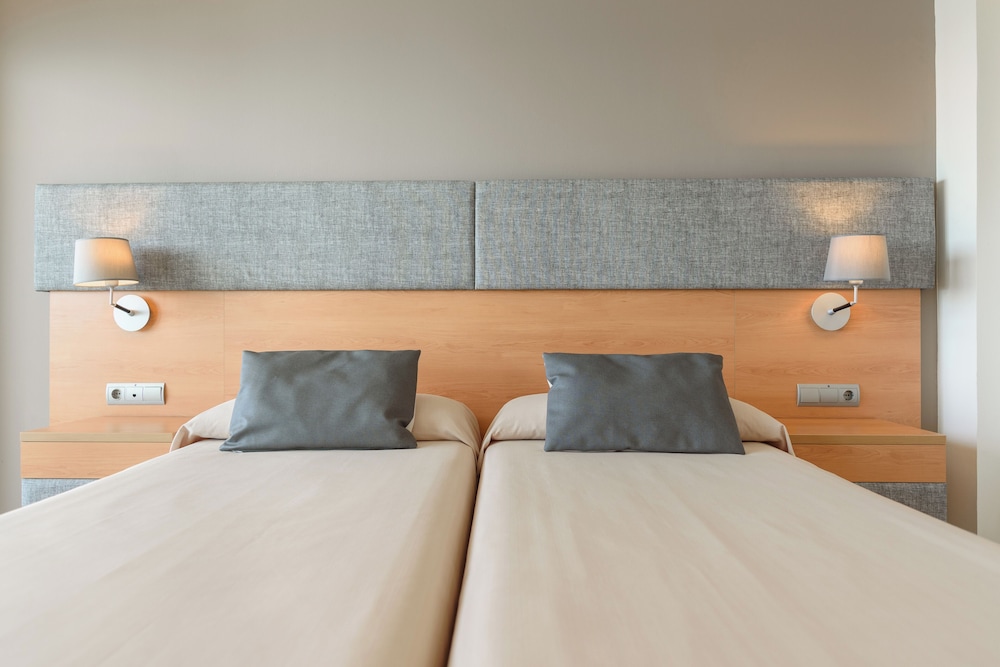 Habitación Triple, Vista Parcial al Mar (2 Adultos y 1 Niño)