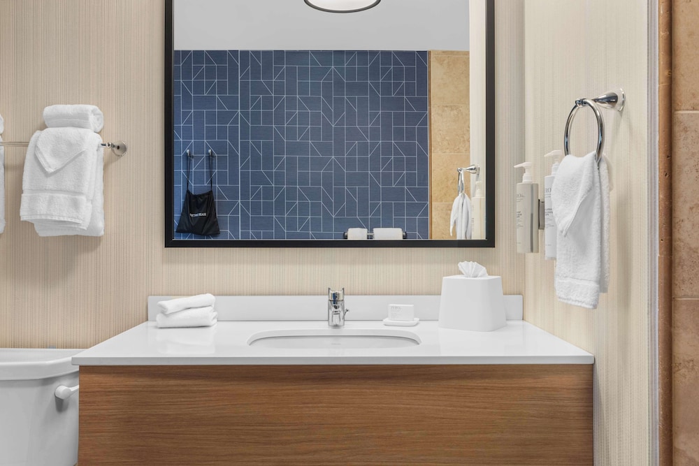 Room, 1 Double Bed, Accessible (Mobility & Hearing, Roll-in Shower) - Photo 4