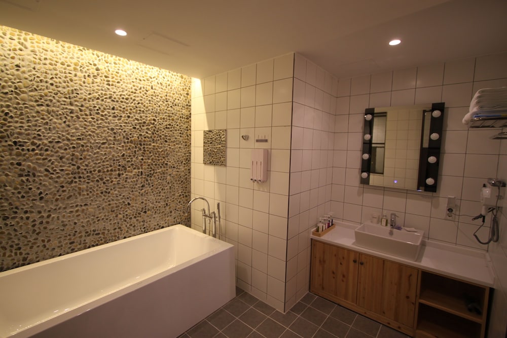 Junior Double Room, 1 Queen Bed (No Breakfast provided from Saturday to Monday) photo 2