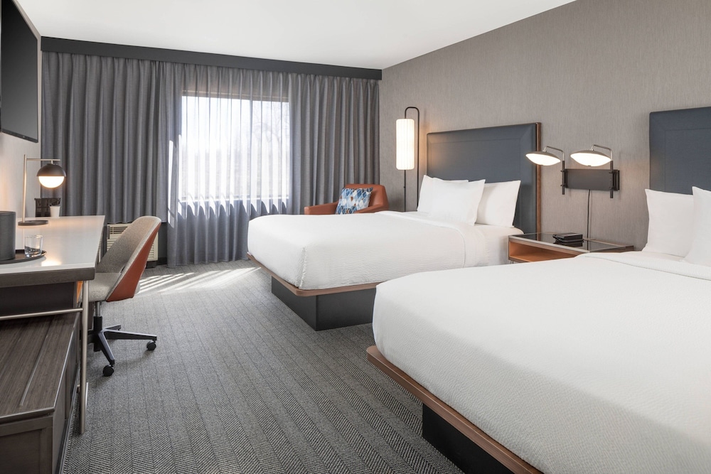 Room, 2 Queen Beds (Mobility Accessible, Roll-In Shower) - Photo 1