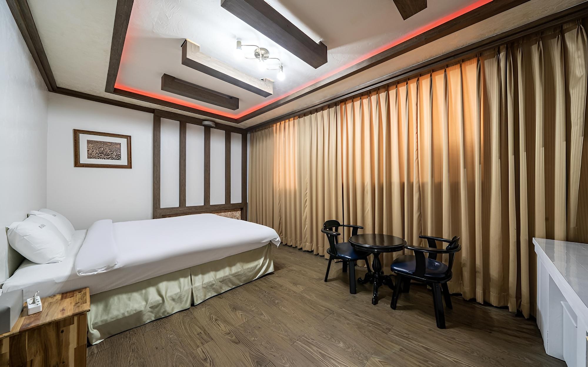 Room (Premium-Family Room (Large King Bed O) photo 1