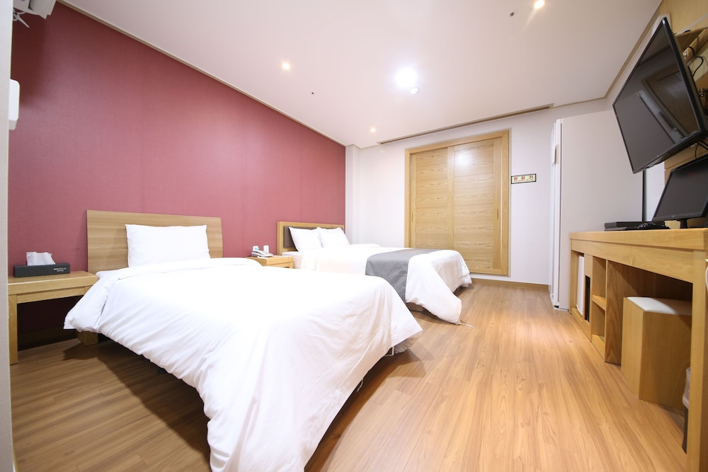 Standard Twin Room (Air Purifier + Styler) photo 1