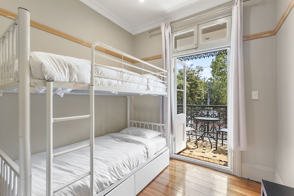 Mixed 2 Beds w/ Balcony & Shared Bathroom photo 3