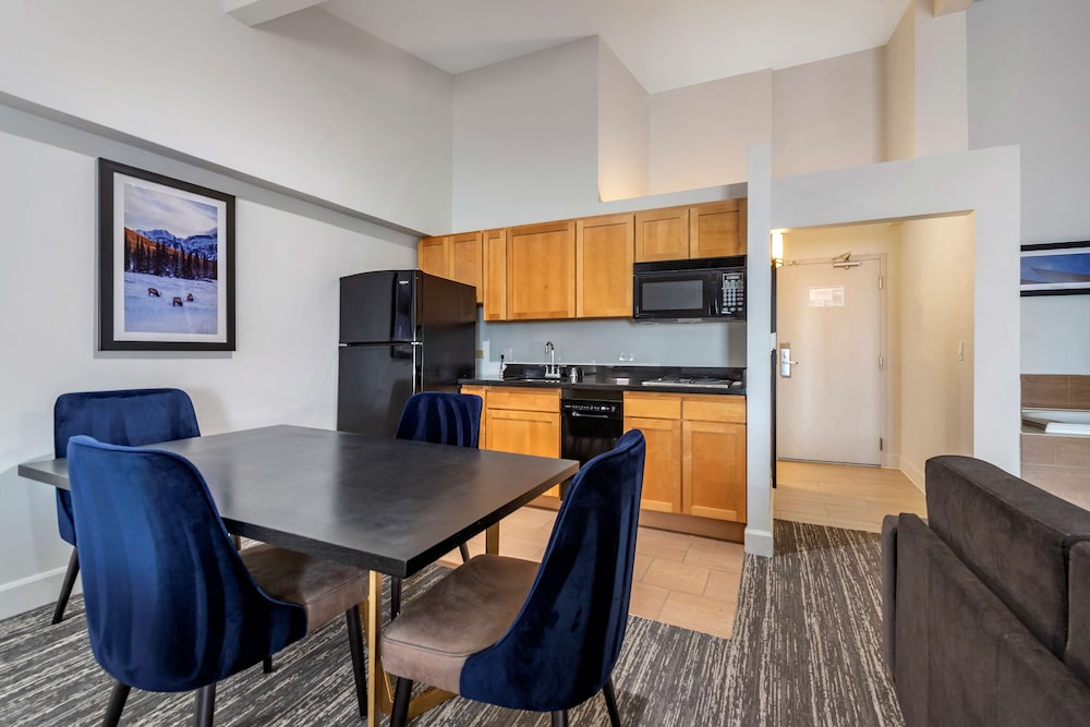 Standard Room, 1 King Bed, Balcony, Pool View (Shower Only)