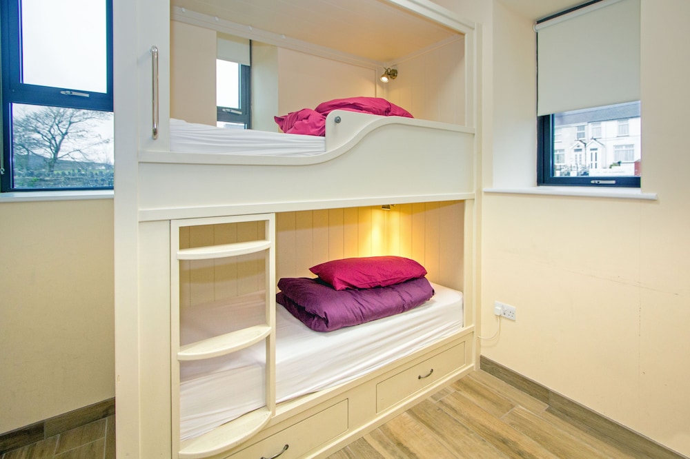 6-Bed Mixed Dormitory Room photo 1
