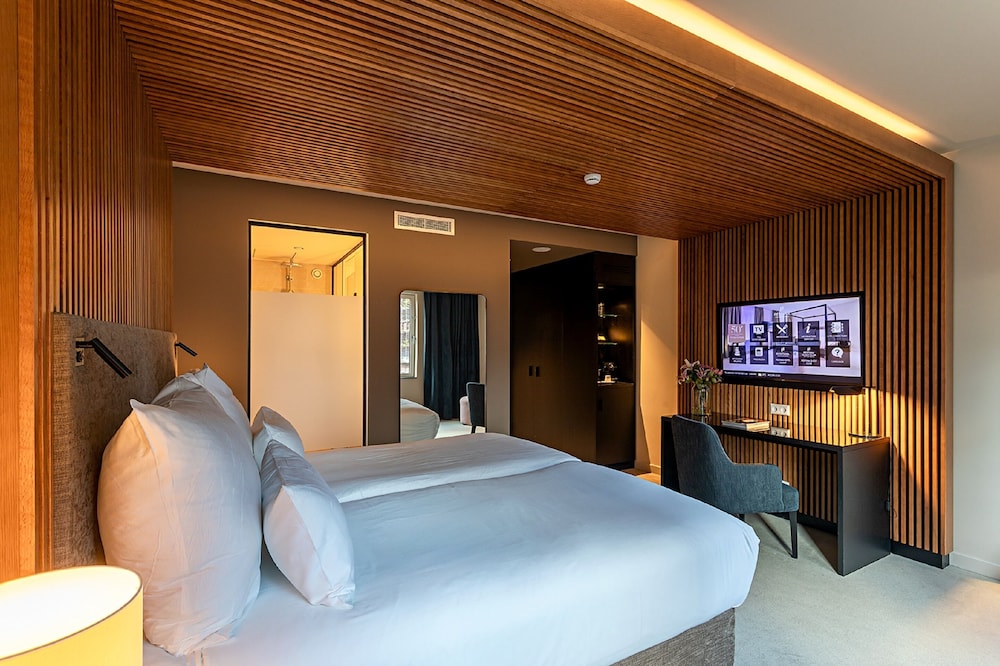 Superior Double Room thumbnail 5