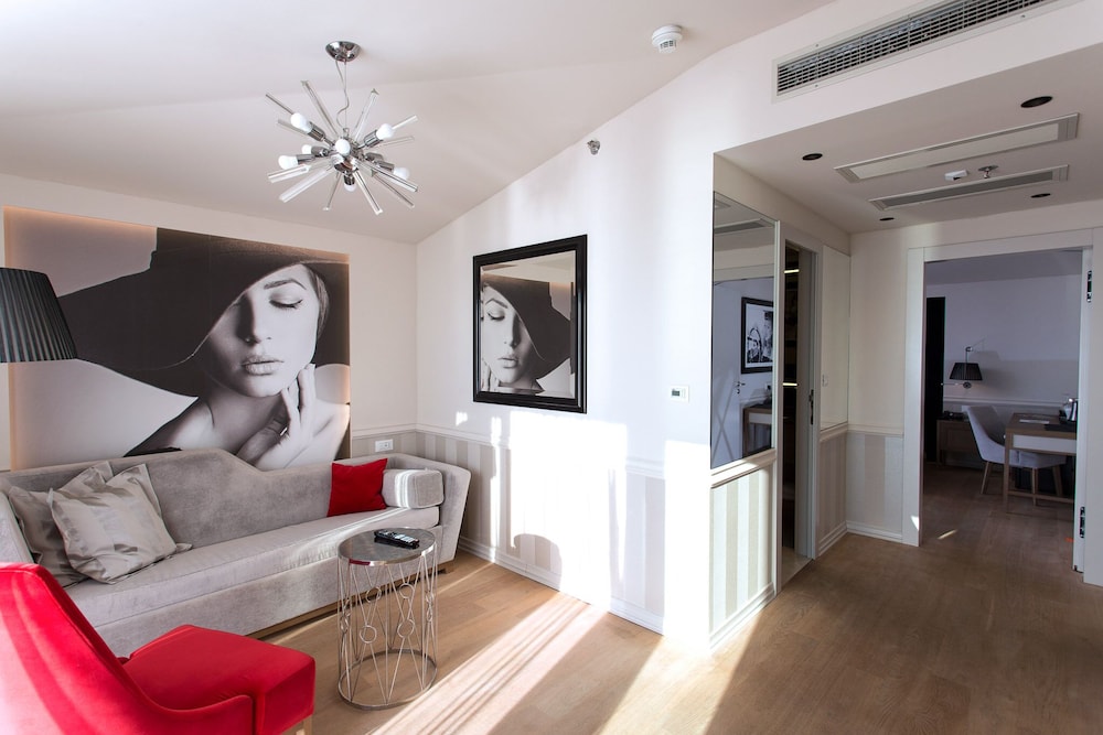 Deluxe Suite with Sea View photo 2