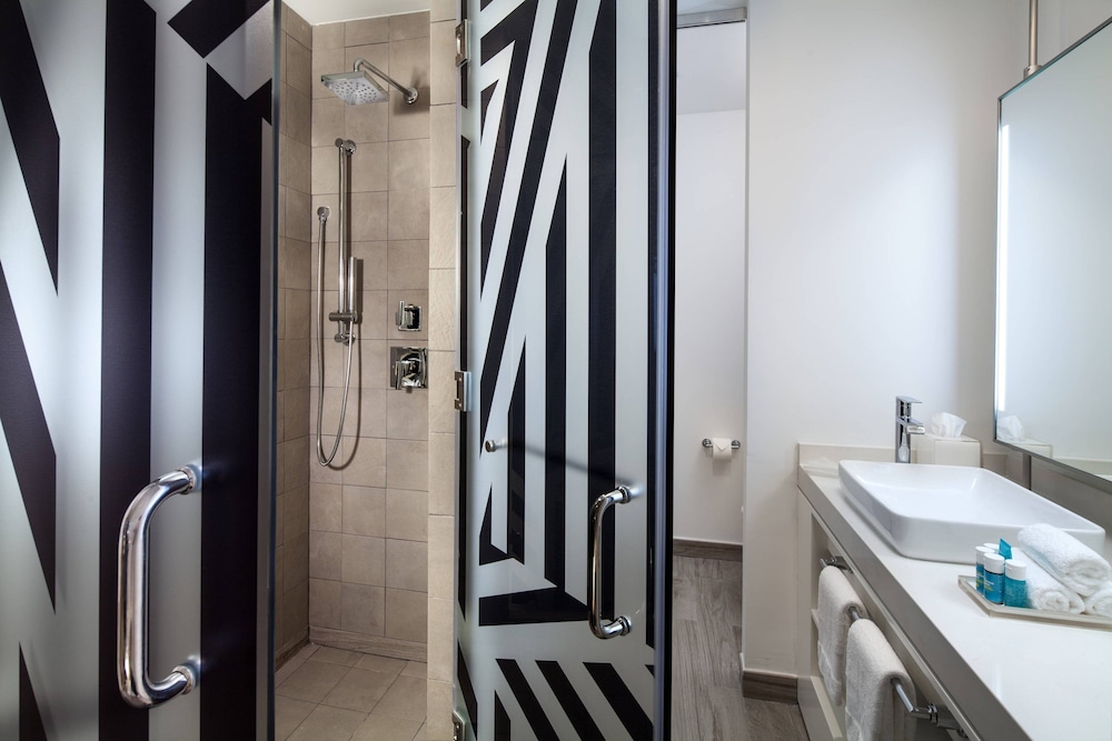 Deluxe, Guest room, 2 Queen, Partial City view
