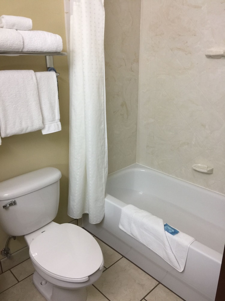 Standard Room, 2 Queen Beds - Photo 9