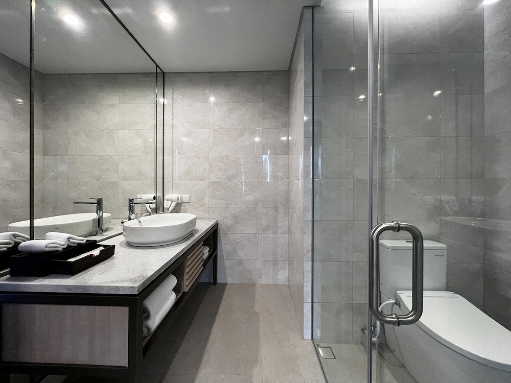Grand Deluxe with Balcony - Photo 6