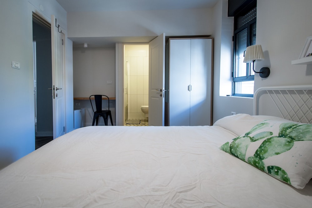 Studio apartment- no kitchen photo 2