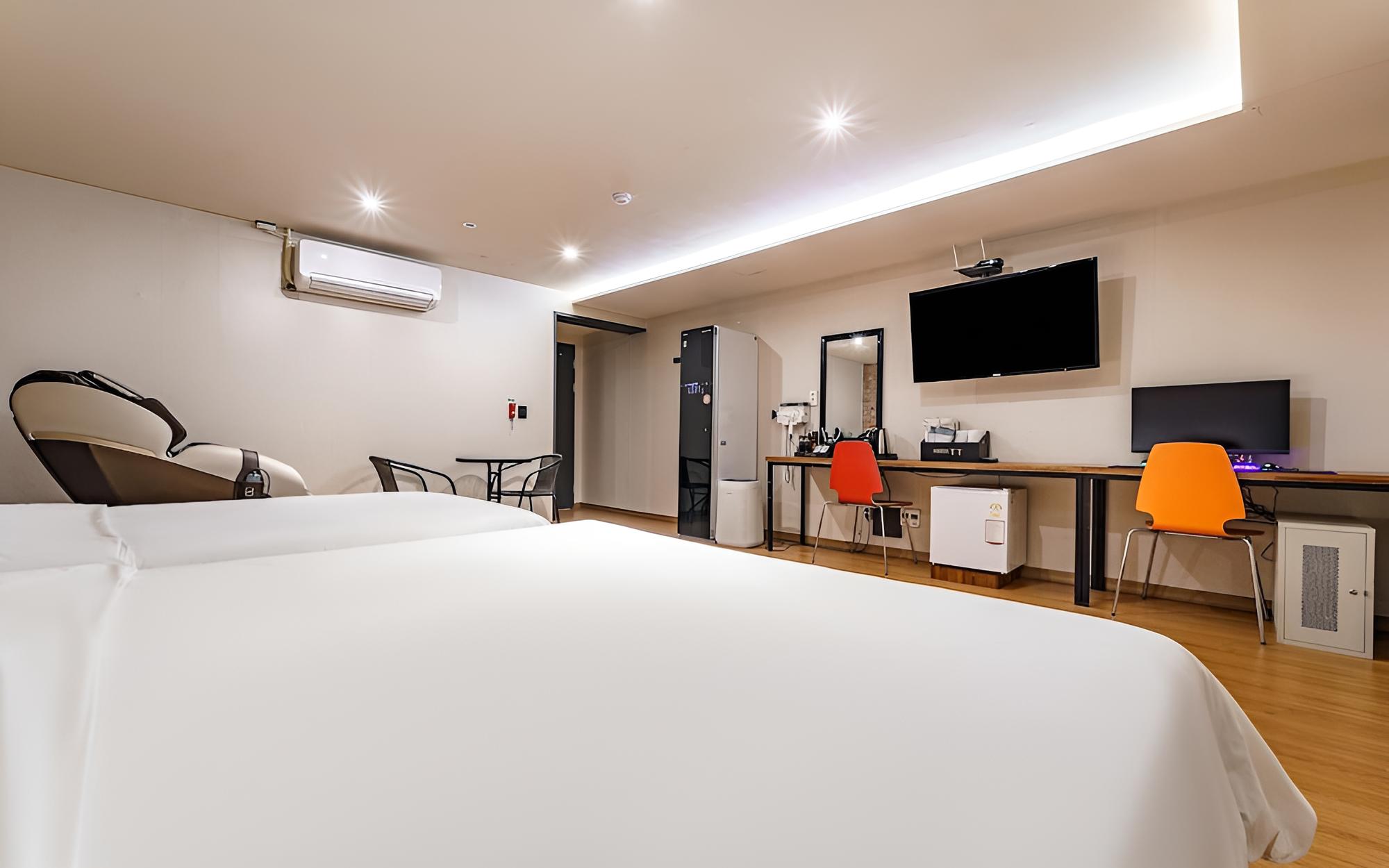 Room (VIP Room-Body Friend Massage Chair (N) - Photo 8