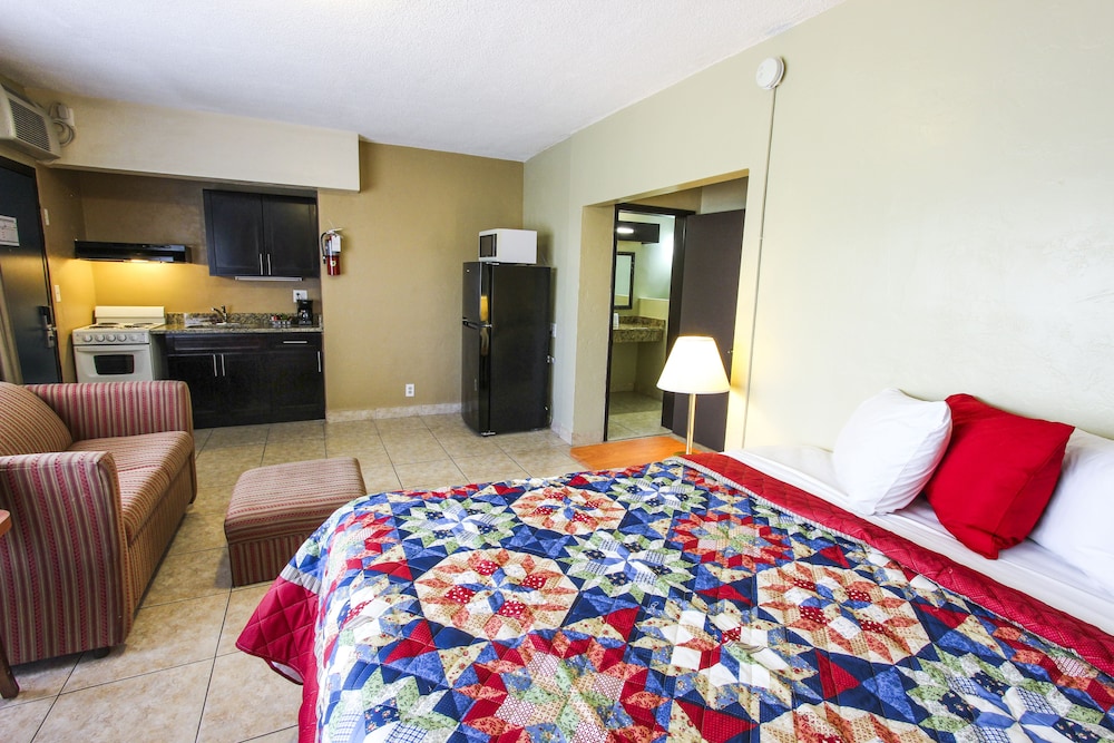 Family Suite, Multiple Beds, Kitchen, Pool View photo 3