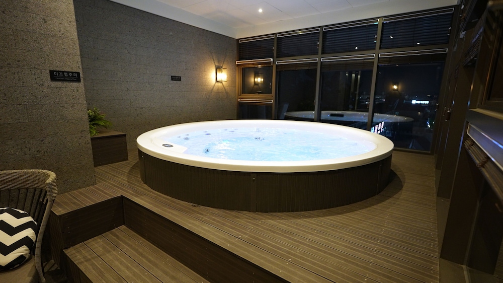 Signature Room - Photo 9