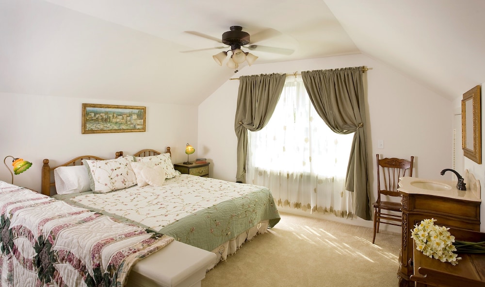 Luxury Room, 1 King Bed, Private Bathroom, Resort View