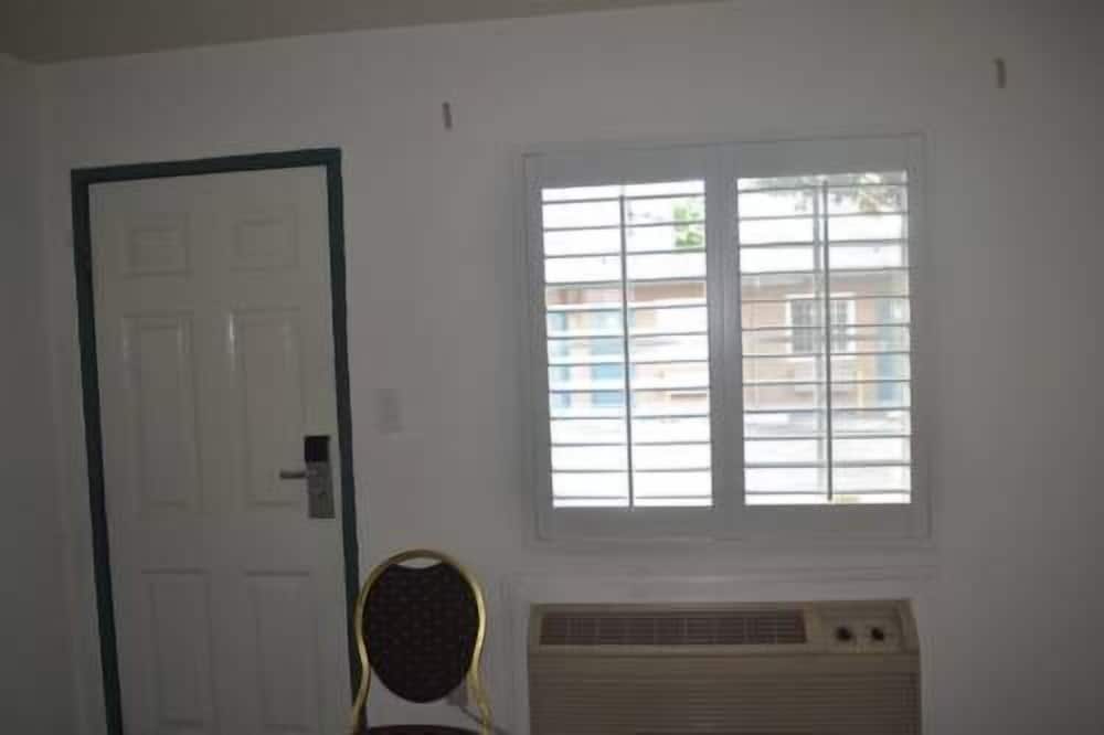 Basic Single Room, 1 Queen Bed photo 1