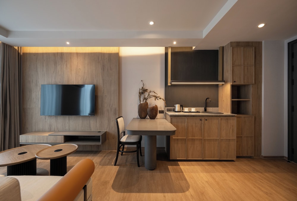 Deluxe Double Room, Balcony, City View photo 2