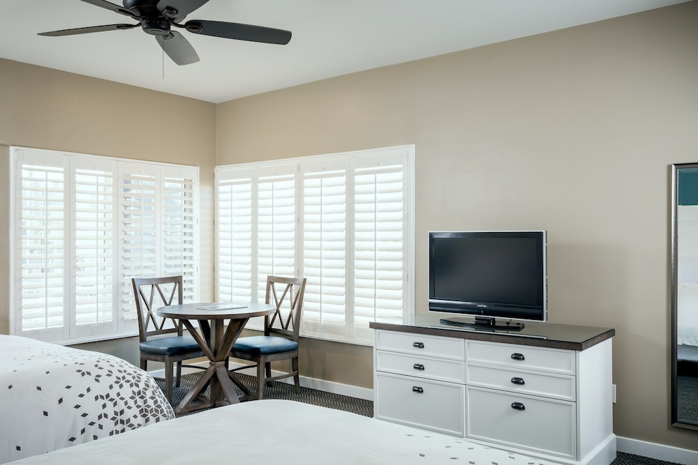 Room, 2 Queen Beds, Partial Ocean View