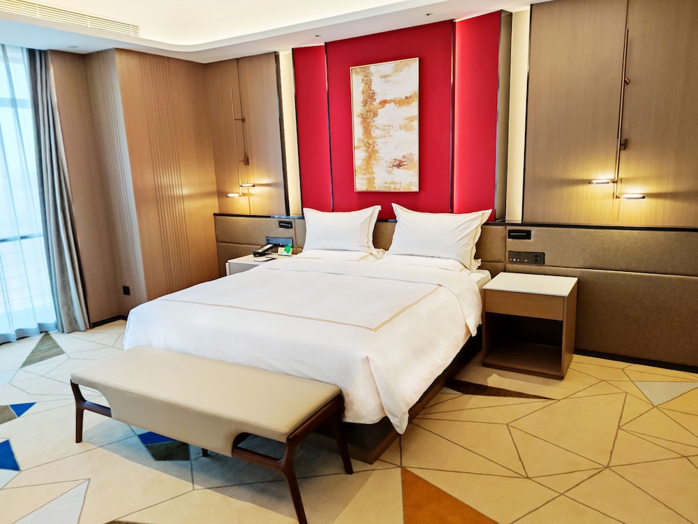 Deluxe Suite, 1 Queen Bed, Smoking - Photo 8