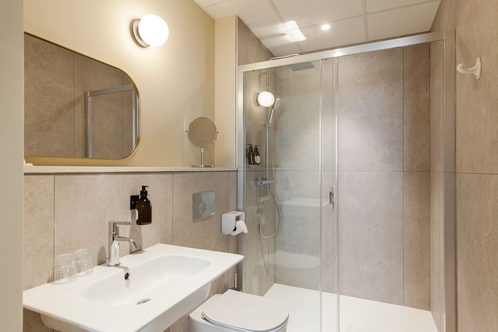 Standard Double or Twin Room - Photo 4