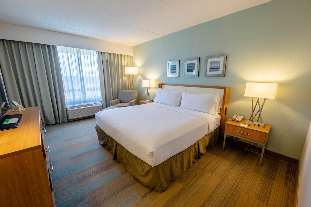 Standard Room, 1 King Bed (Walk-In Shower) - Photo 10