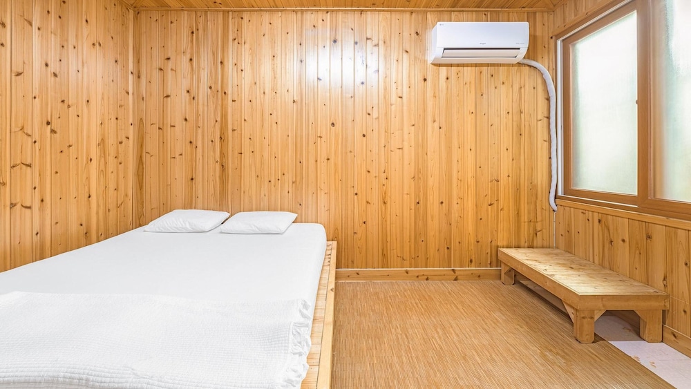 Basic Room, 1 Bedroom (Small Room) - Photo 4