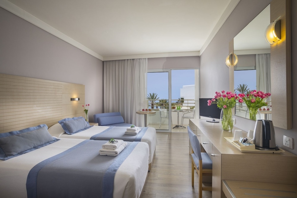 Double or Twin Room, Partial Sea View - Photo 1