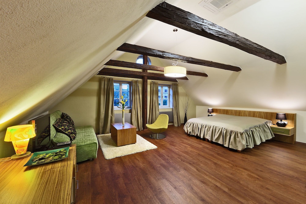 Deluxe Suite, 1 King Bed photo 2