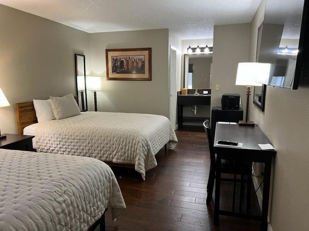 Downstairs Room with 2 Queen Beds photo 2