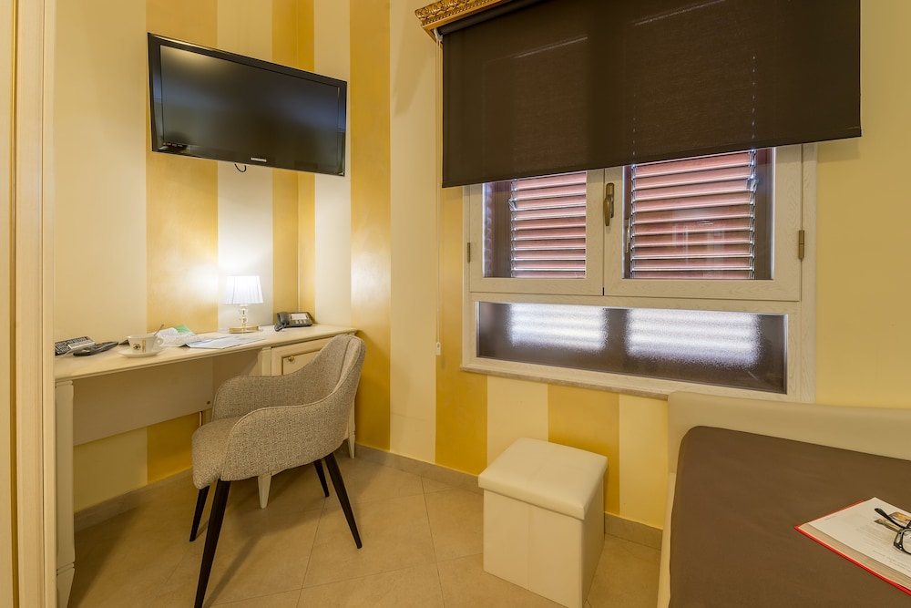 Basic Triple Room, City View (301) - Photo 6