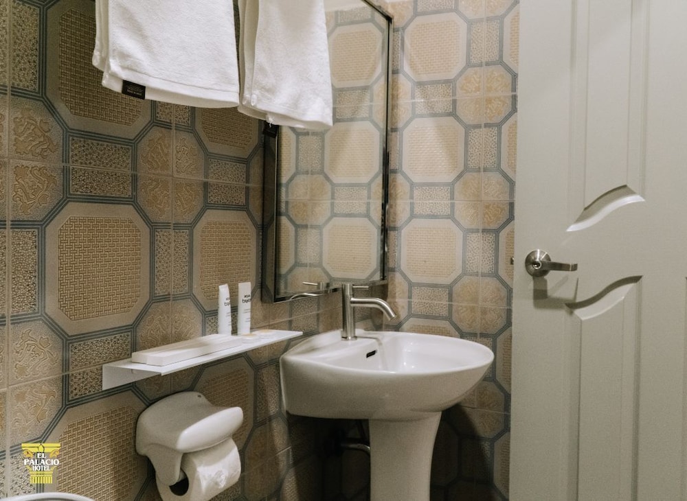 Deluxe Room - Photo 2