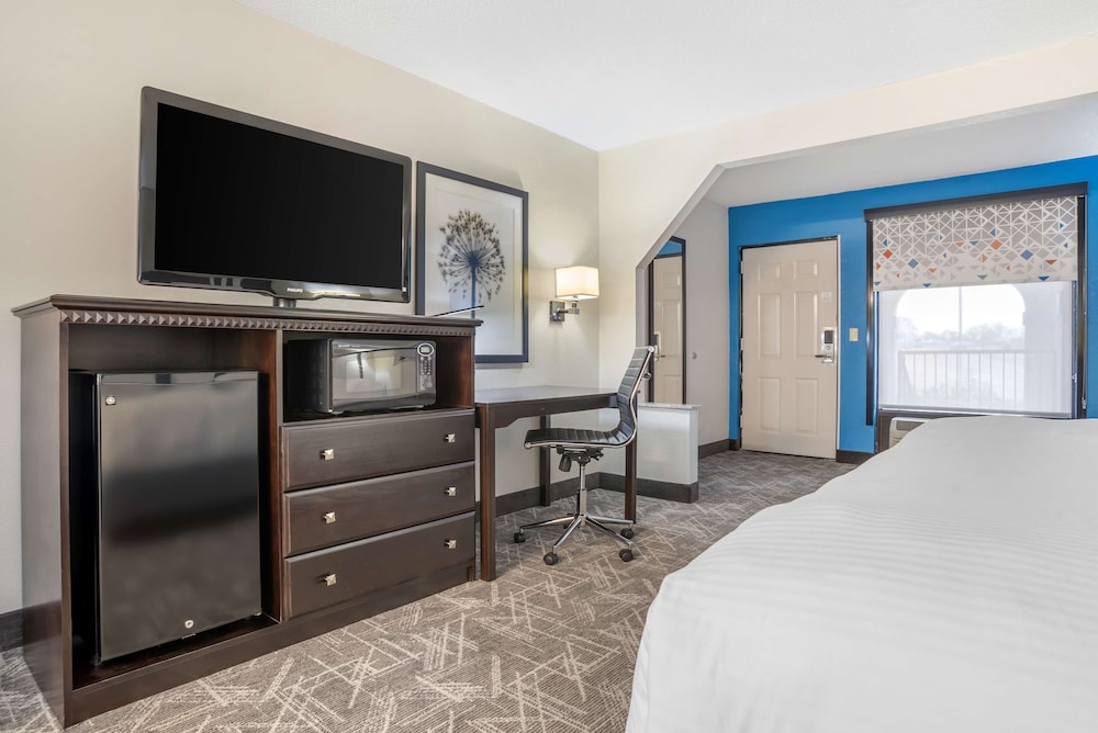 Suite, 1 King Bed, Non Smoking, Refrigerator & Microwave photo 3