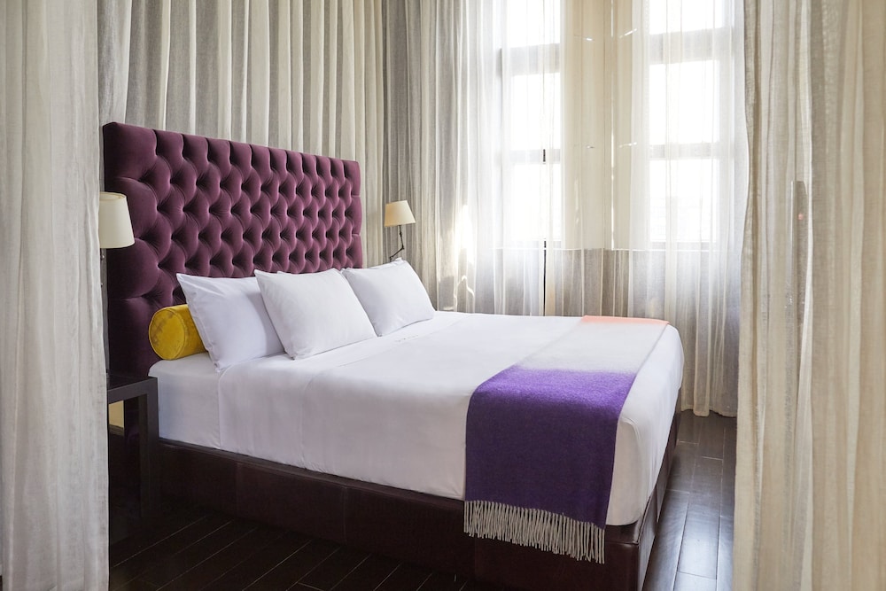 Signature Suite - Photo 2