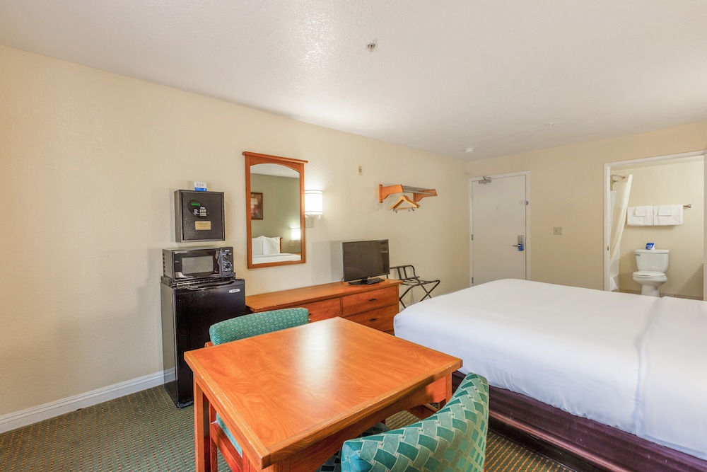 Room, 1 King Bed, Smoking - Photo 2