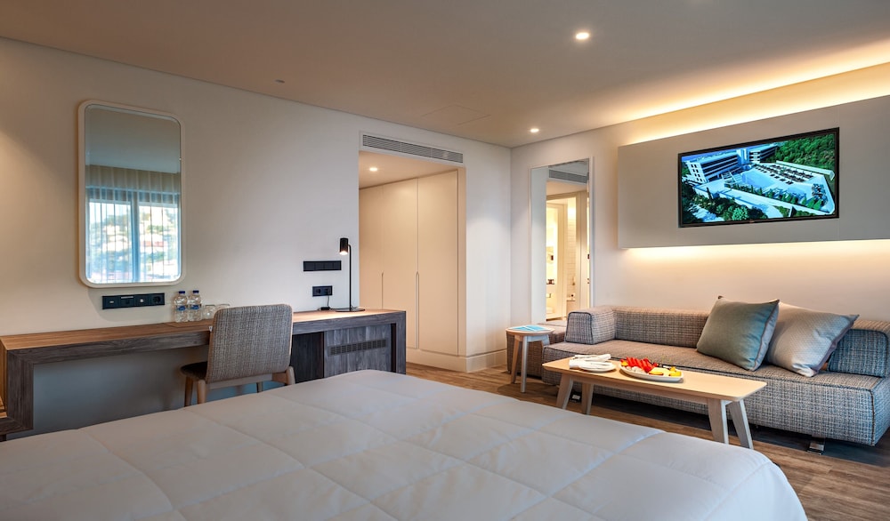 Superior Room (2 adults + 1 child) - Photo 6