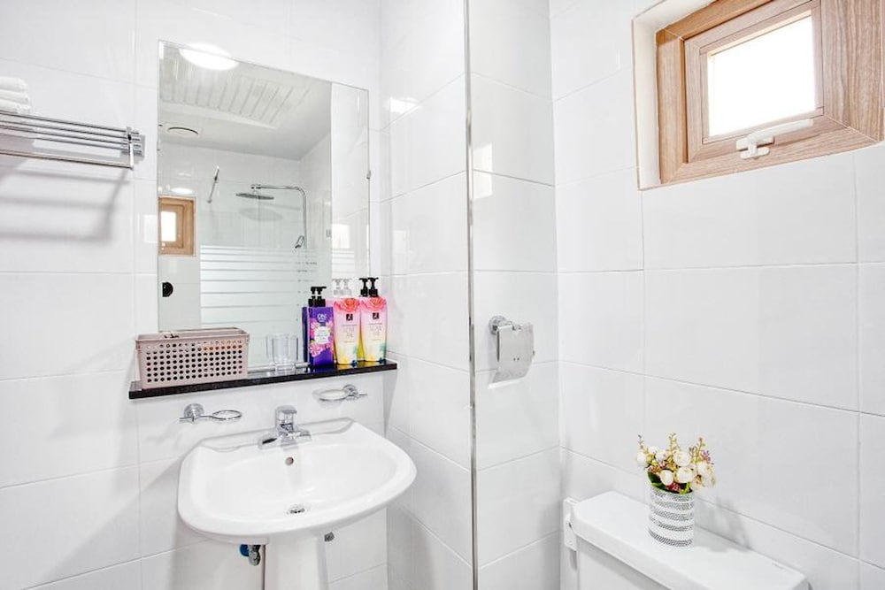 Basic Room, 1 Bedroom (Building A 1st Floor (Random4)) - Photo 7
