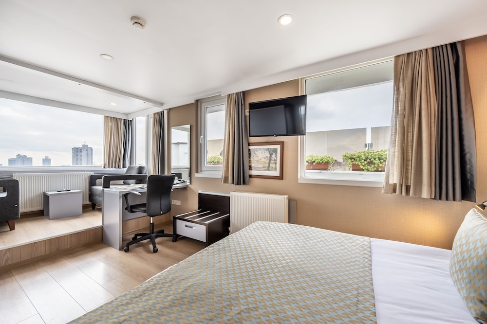 Standard Double Room, 1 Queen Bed, Microwave, Partial Sea View photo 2