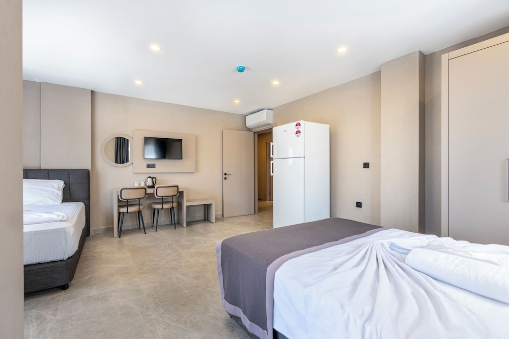 Family Room, 2 Bedrooms, Balcony, City View photo 1