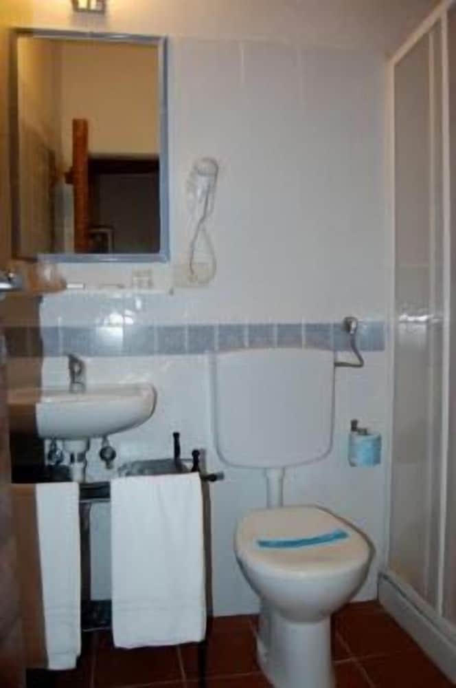Economy Double Room photo 3