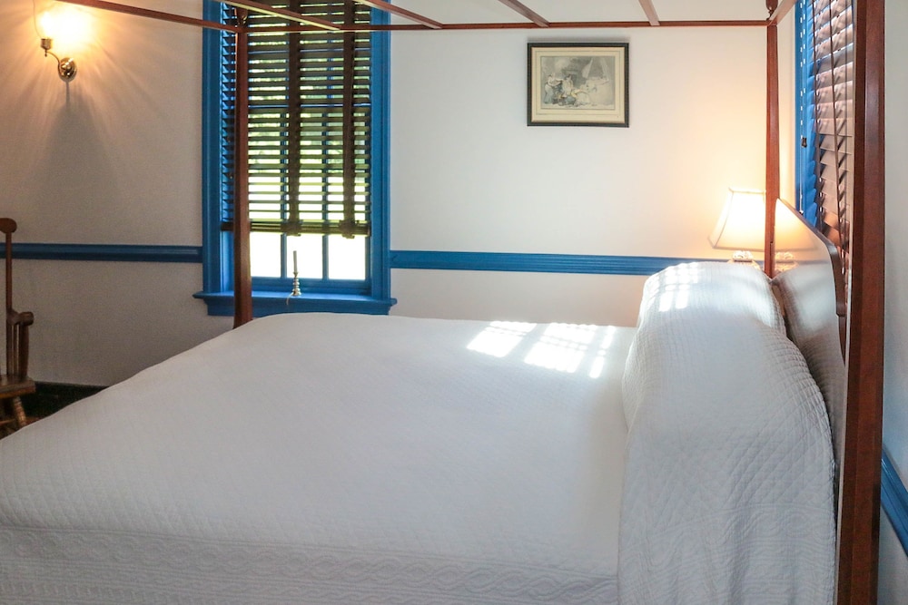 Room, 1 Queen Bed, Private Bathroom (Blue Room)