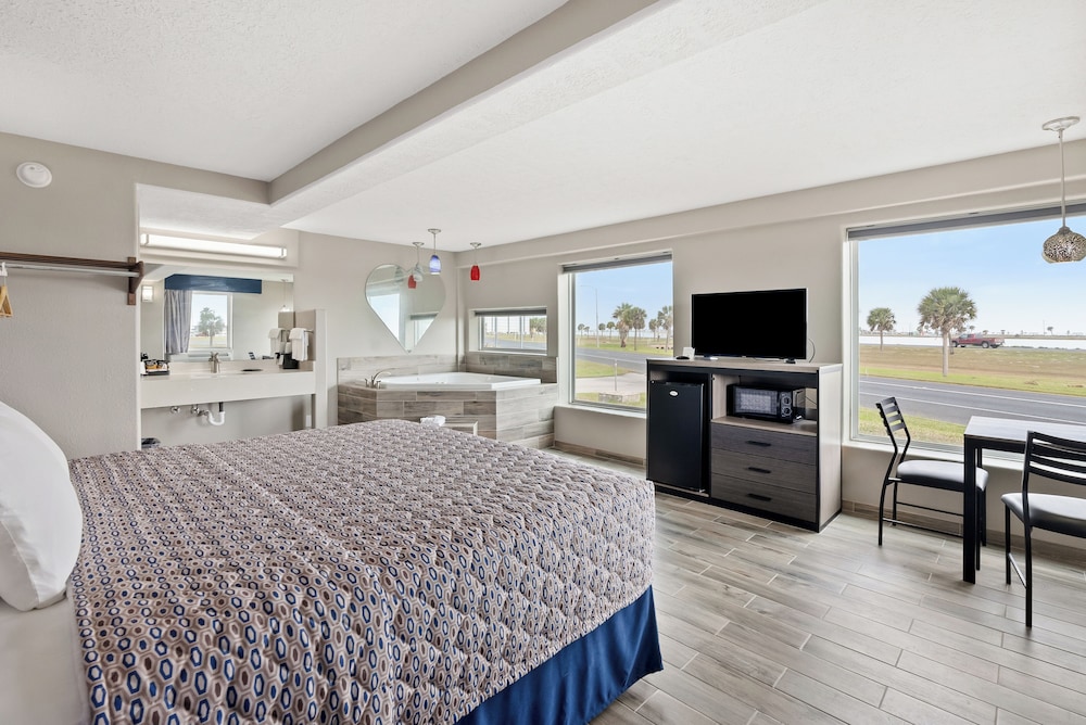 Honeymoon Suite, 1 King Bed, Non Smoking photo 1