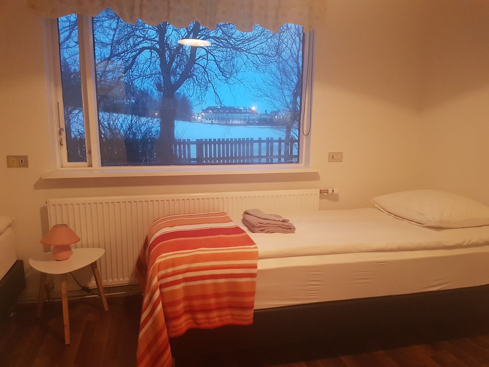 Room, 1 Bedroom, Shared Bathroom (Orange) photo 2